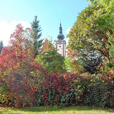 Věž kostela na podzim