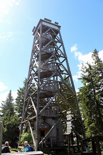 Boubínská rozhledna na vrcholu Boubín ve výšce 1362m byla dokončena v r.2005 bez těžké techniky. Je vysoká 21m, má 109 schodů. Krásné výhledy na Šumavu a její okolí.