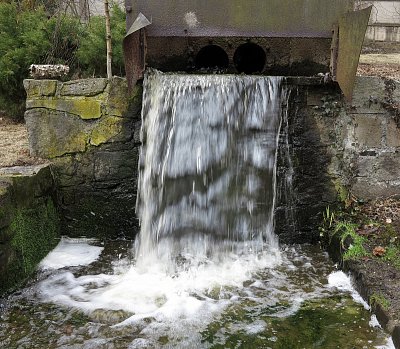 Vodní tok náhonu v zahradě Památníku Karla Čapka