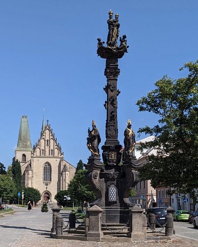 47-rakovnik-mariansky-sloup-a-v-pozadi-kostel-sv.-bartolomeje.jpg