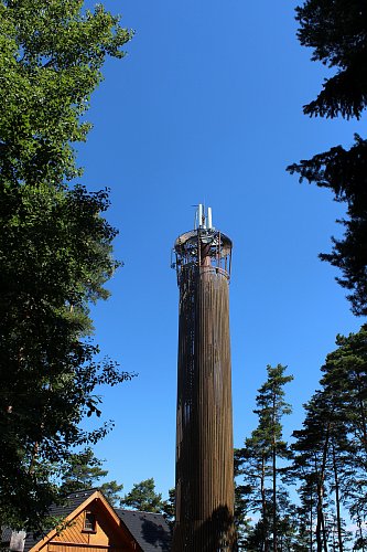 Rozhledna na Stráži stojí na pískovcovém skalním masivu nad obcí Sloup v Čechách. Slouží jako telekomunikační vysílač. Je vysoká 33m, má 150 schodů. Vyhlídková plošina je ve výšce 26m.Otevřena byla v r.2011. Má smrkové pláštění.