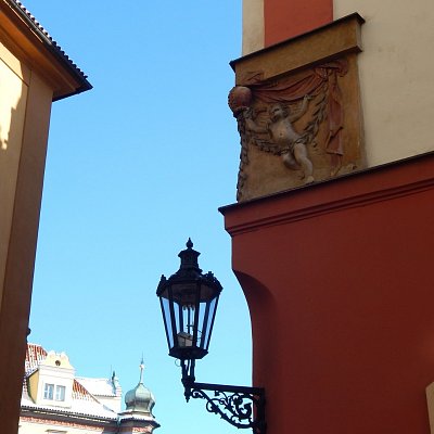 Na rohu Malého náměstí a Karlovy ulice