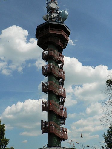 Rozhledna Sokolí vrch na stejnojmenném vrchu 4km od Děčína stojí ve výšce 506m, je vysoká 51m, vyhlídkový ochoz ve výšce 31m, 162 schodů. Slouží jako telekomunikační věž. Otevřena v r.2004. Krásné pohledy na děčínské mosty, Labské pískovce a Lužické hory.