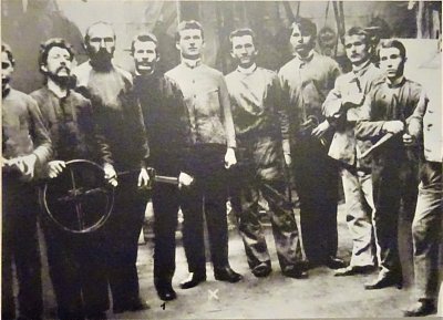 5-Skupina spolupracovníků strojírny z doby, kdy se Tomáš Baťa učil strojníkem