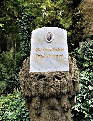 15 Nedaleko hrobu K. H. Borovského je pohřben JUDr. František Dedera, c. k. vrchní policejní rada, který nechal eskortovat básníka do vyhnanství