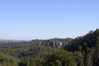 Pohled z vyhlídky - v pozadí Trosky