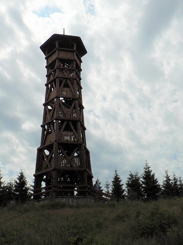 Dřevěná rozhledna Miloňová s kamennou podestou v Beskydech nad Velkými Karlovicemi ve výšce 846m, vysoká 24m, vyhlídková plošina ve výšce 20m, otevřena v r.2012.