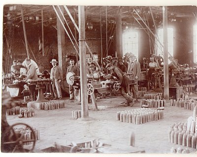 Fotografie z doby první světové války zachycující výrobu dělostřeleckých granátů