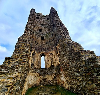 Věž ze zbytky kaple