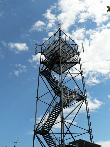Kovová rozhledna u Králík  nedaleko kláštera na hoře Matky Boží je vysoká 34,5m, vyhlídkový ochoz ve výšce 22m, 102 schodů. Slouží jako telekomunikační věž mobilního operátora Vodafone, otevřena v r.2003.