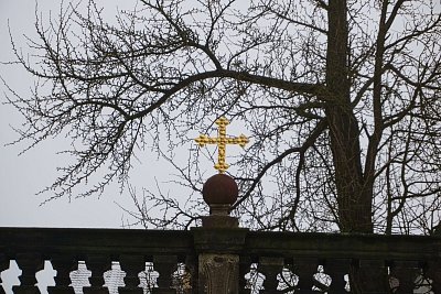 8 Kříž na balustrádě.