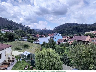 Výhled z pokoje na Pernštejn, vzdálený přibližně 2 km.