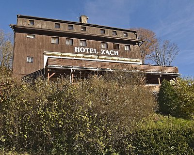 Pod železniční zastávkou Zelená Lhota je hotel Zach s krásným výhledem do údolí.