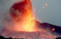 Snímek soptící Etny z roku 2009 - wikipedie 