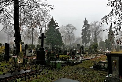 Mlha nad hroby zemřelých