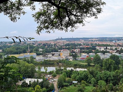 Výhled na Vltavu a Pražský hrad v dáli