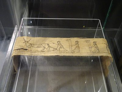 9 Útržek obinadla. Ptolemaiovská doba (332 – 30 př. Kr.), Egypt.