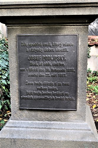 11 Skromná deska na hrobě Josefa Podlipského,  všestranně vzdělaného vlastence, který byl znám jako "lékař chudých"
