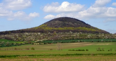 Říp v jarním hávu