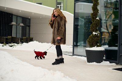 Rychlé outfity: Dámské legíny s tunikou nebo dlouhým svetrem? Jak vybrat ten pravý styling?