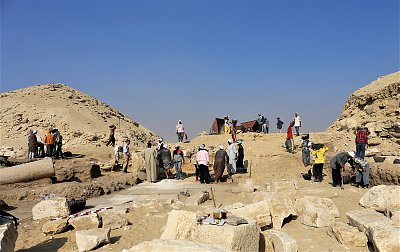Archeologické práce v pyramidovém komplexu faraona.JPG