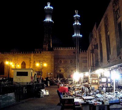 Slavný bazar Chán al-Chalílí v centru staré Káhiry. *