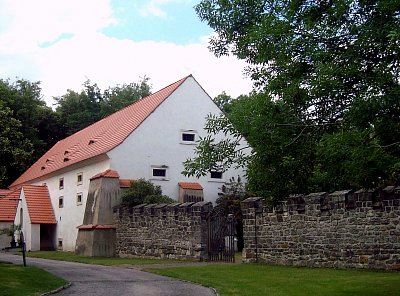 Původně hospodářský objekt s lapidáriem v areálu budyňského hradu.