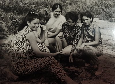 rok 1968 - s kamarádkami na Balatonu