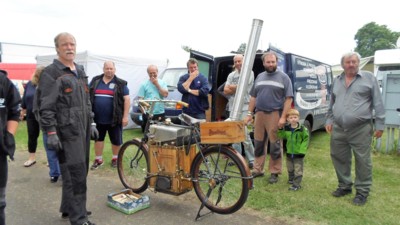 Kdo si hraje, nezlobí.*