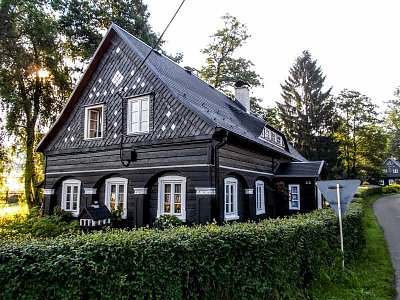 Chaloupka s bílými okny