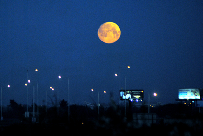 Měsíc nad Prahou - pohled od Běchovic