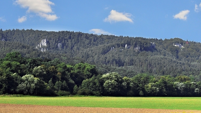 Hruboskalsko - vpravo Valdštejn