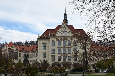 Secesní budova školy v pražském Karlíně