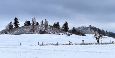 Zimní krajina s hradem Hartenštejn.