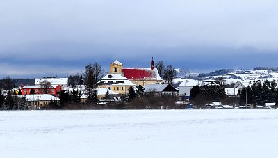 Město Bochov s kostelem.