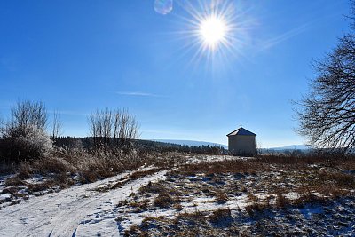 Slunce nad kapličkou.