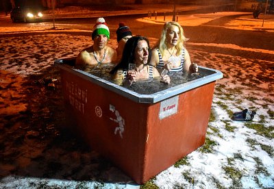 Včerejší večerní otužování...akce infocentrum Toužim -9st.