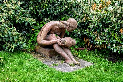 Vylévání vody ze džbánku.