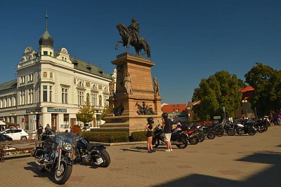 Motorky na náměstí *
