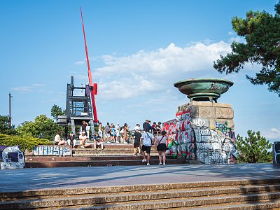Pražský metronom a malebná vyhlídka