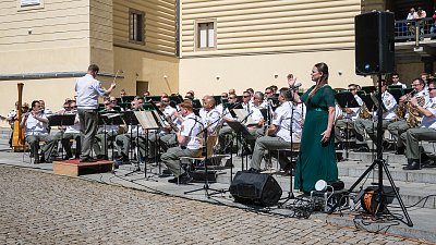 Skvělá sopranistka Lucie Silkenová zpívá s ÚH AČR na Pražském Hradě