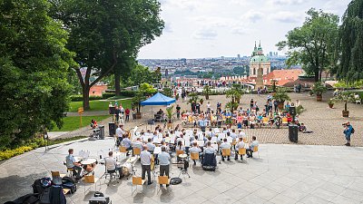 Hudba Hradní stráže a Policie ČR hrála v zahradě Na Valech 17.06.2023