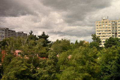 Pohled z okna - zataženo a větrno