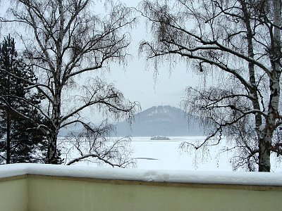 Jezero pod sněhem*