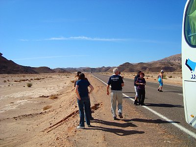 Cestou k sinajskému klášteru sv. Kateřiny. Ženy vpravo, muži vlevo.