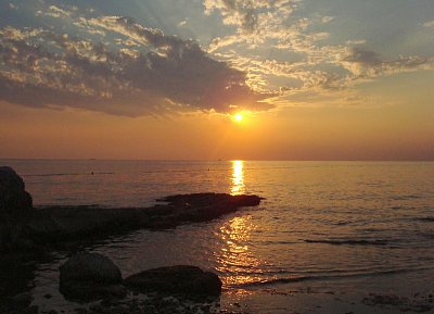 Západ slunce na moři. *