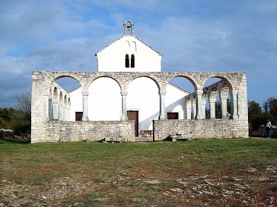 Románská bazilika sv. Fošky se zvonicí, Istrie *