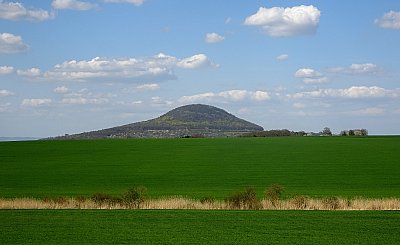 Říp vjarní zeleni (2)