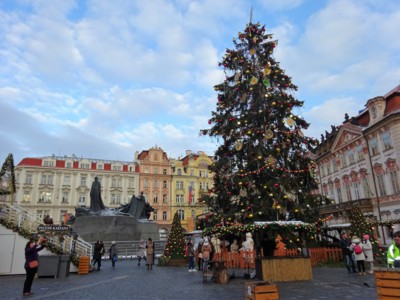 Staroměstské náměstí se ještě probouzí *