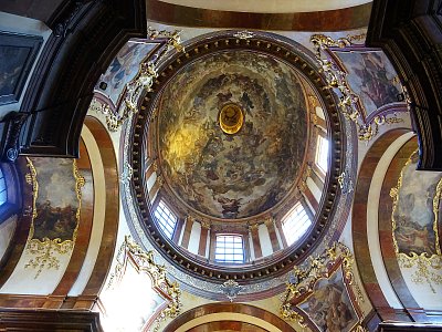 Praha 1 - Kostel sv. Františka z Assisi  - pohled do kopule